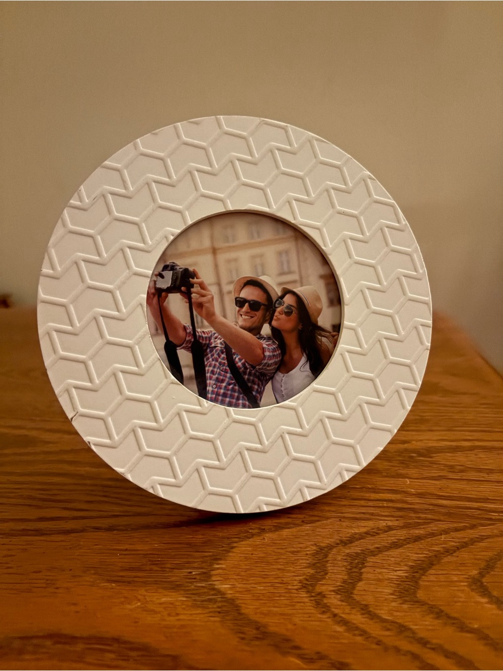 White circle picture frame